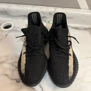 Yeezy Boost 350 V2 Oreo Size 10.5